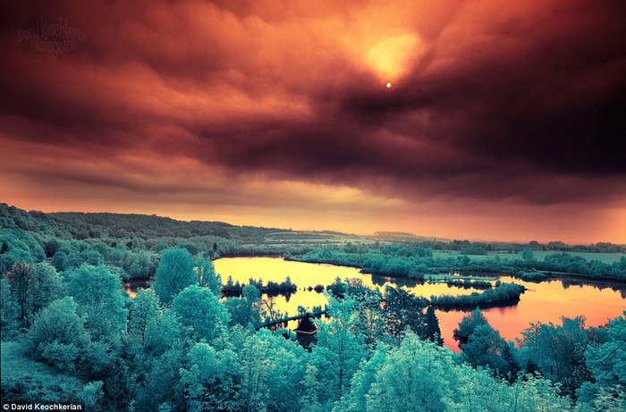 Mặt trời đỏ rực như máu. Mặt trời đỏ rực như máu.