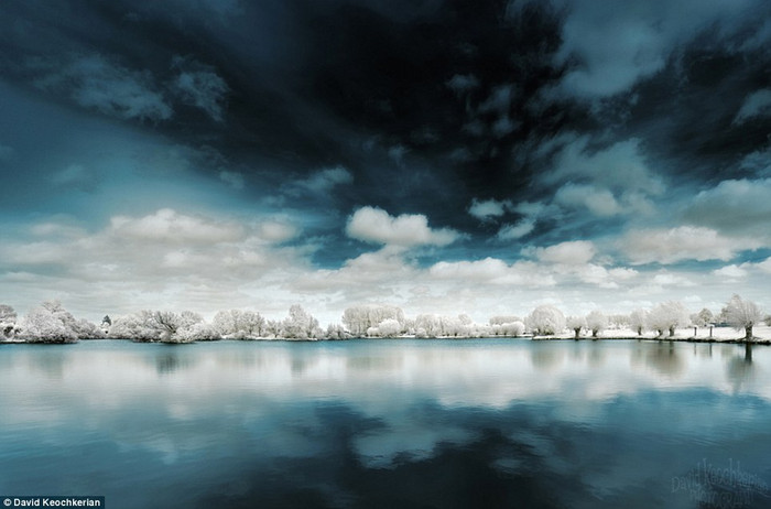 Màu trắng và xanh bao trùm khung ảnh mang lại cảm giác lạnh giá của mùa đông. Màu trắng và xanh bao trùm khung ảnh mang lại cảm giác lạnh giá của mùa đông.