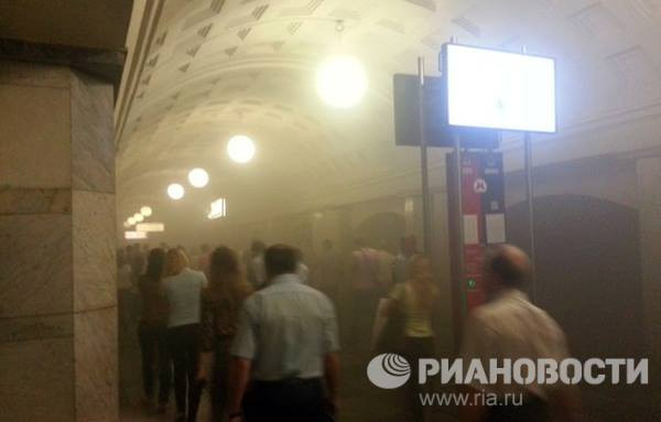 Người dân Moscow di tản ra khỏi ga tàu điện ngầm đầy khói. Người dân Moscow di tản ra khỏi ga tàu điện ngầm đầy khói.