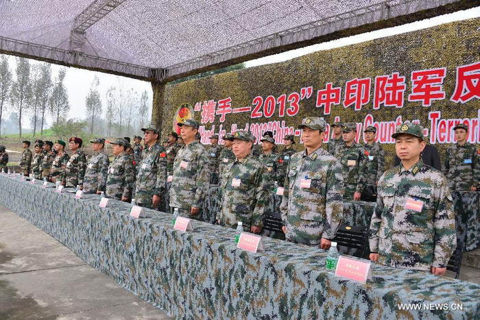 Binh sĩ Trung-Ấn tham gia tập trận chống khủng bố chung. Binh sĩ Trung-Ấn tham gia tập trận chống khủng bố chung.