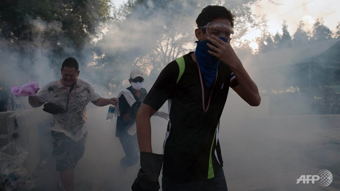 Người biểu tình chống chính phủ ở thủ đô Bangkok chạy trốn hơi cay. Người biểu tình chống chính phủ ở thủ đô Bangkok chạy trốn hơi cay.