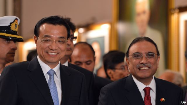 Thủ tướng Trung Quốc Lý Khắc Cường (trái) và Tổng thống Pakistan Asif Ali Zardari (phải) sau lễ ký kết các thỏa thuận tại dinh Tổng thống ở Islamaba, 22/5/2013. Thủ tướng Trung Quốc Lý Khắc Cường (trái) và Tổng thống Pakistan Asif Ali Zardari (phải) sau lễ ký kết các thỏa thuận tại dinh Tổng thống ở Islamaba, 22/5/2013.