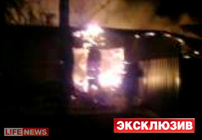 Ngọn lửa lớn bao trùm tầng 1 của bệnh viện. Ngọn lửa lớn bao trùm tầng 1 của bệnh viện.