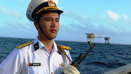 Chiến sĩ Lê Văn Thắng canh cột mốc chủ quyền đảo Sơn Ca. Chiến sĩ Lê Văn Thắng canh cột mốc chủ quyền đảo Sơn Ca.