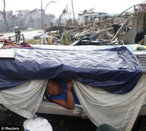 Người sống sót sau siêu bão Haiyan của Philippines đang gặp khó khăn trong việc tìm kiếm nơi trú ẩn khi cơn bão mới mang mưa lớn tới thành phố Tacloban, nơi đã bị phá hủy tới 80%/ Người sống sót sau siêu bão Haiyan của Philippines đang gặp khó khăn trong việc tìm kiếm nơi trú ẩn khi cơn bão mới mang mưa lớn tới thành phố Tacloban, nơi đã bị phá hủy tới 80%/