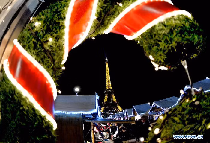 Hội chợ Giáng sinh gần tháp Eiffel.