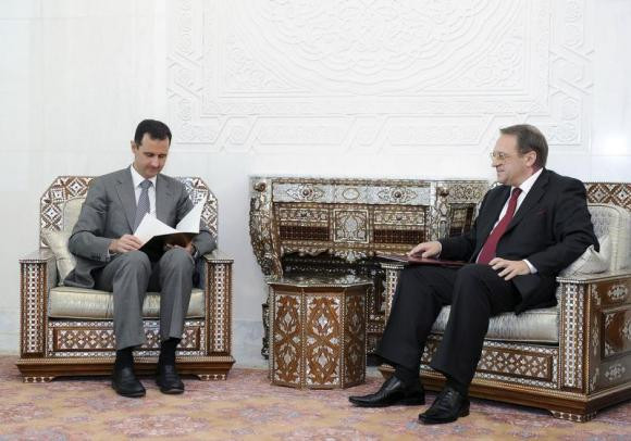 Tổng thống Syria Bashar al-Assad (trái) đọc tin nhắn của cựu Tổng thống Nga Dmitry Medvedev, trong cuộc gặp với Thứ trưởng Ngoại giao Nga Mikhail Bogdanov tại Damascus ngày 29 tháng 8 năm 2011. Tổng thống Syria Bashar al-Assad (trái) đọc tin nhắn của cựu Tổng thống Nga Dmitry Medvedev, trong cuộc gặp với Thứ trưởng Ngoại giao Nga Mikhail Bogdanov tại Damascus ngày 29 tháng 8 năm 2011.