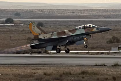 Một chiến đấu cơ của Israel chuẩn bị rời căn cứ.