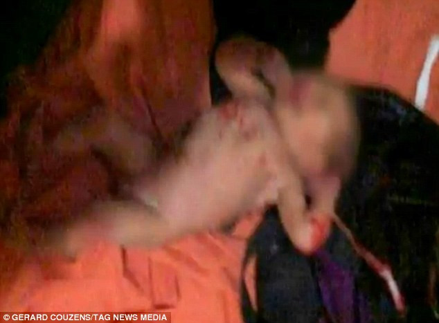 Em bé sơ sinh được giải cứu sau gần 40 giờ mắc kẹt. Em bé sơ sinh được giải cứu sau gần 40 giờ mắc kẹt.