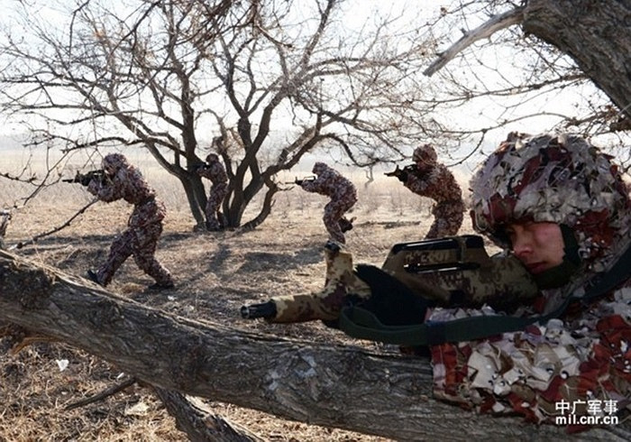 Binh sĩ Trung Quốc tham gia tập trận gần biên giới với Triều Tiên. Binh sĩ Trung Quốc tham gia tập trận gần biên giới với Triều Tiên.