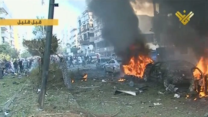 Một chiếc xe hơi bốc cháy tan tành. Một chiếc xe hơi bốc cháy tan tành.