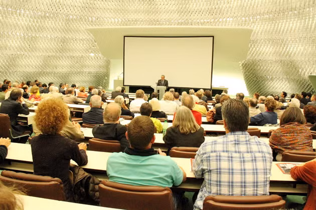 Toàn cảnh Hội trường nơi diễn ra lễ tưởng niệm Đại tướng Võ Nguyên Giáp tại trụ sở Đảng Cộng sản Pháp tại Paris.(Ảnh: Bích Hà-Tiến Nhất/Vietnam+)