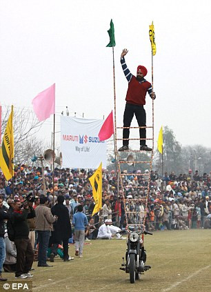 Biểu diễn mạo hiểm trên xe máy. Biểu diễn mạo hiểm trên xe máy.