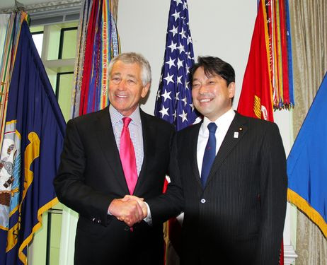 Bộ trưởng Quốc phòng Mỹ Chuck Hagel (trái) và Bộ trưởng Quốc phòng Nhật Bản Itsunori Onodera. Bộ trưởng Quốc phòng Mỹ Chuck Hagel (trái) và Bộ trưởng Quốc phòng Nhật Bản Itsunori Onodera.