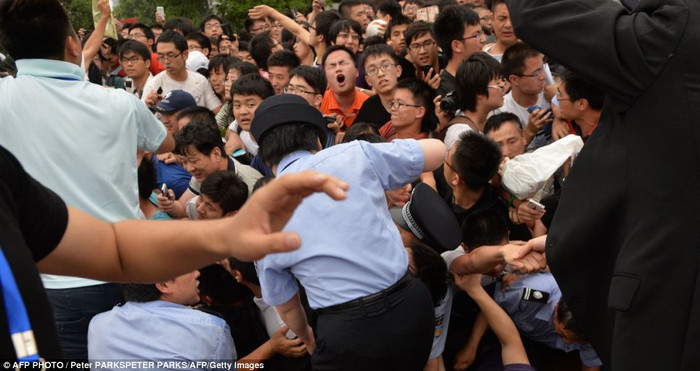 Hàng rào an ninh bị "đè bẹp" bởi đám đông người hâm mộ quá khích.