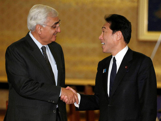 Ngoại trưởng Nhật Bản Fumio Kishida (phải) tiếp Ngoại trưởng Ấn Độ Salman Khurshid Ngoại trưởng Nhật Bản Fumio Kishida (phải) tiếp Ngoại trưởng Ấn Độ Salman Khurshid