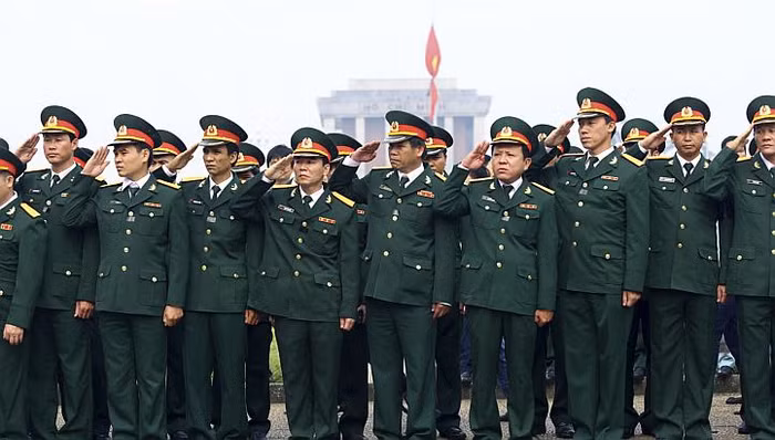 Một đoàn Sĩ quan Quân đội chào tiễn biệt Đại tướng tại Quảng trường Ba Đình Một đoàn Sĩ quan Quân đội chào tiễn biệt Đại tướng tại Quảng trường Ba Đình