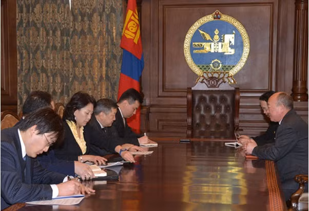 Phái đoàn Triều Tiên (phải) hội đàm với phái đoàn Mông Cổ trong chuyến thăm Mông Cổ hồi tháng 2/2013. Ảnh infomongolia.com