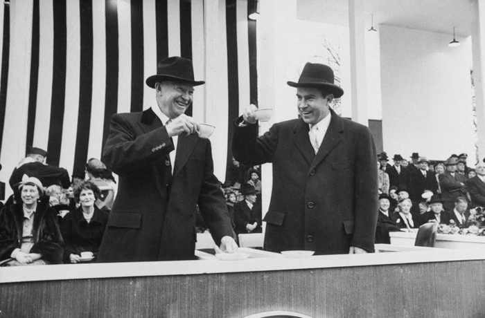 Tổng thống Eisenhower và Phó Tổng thống Richard M. Nixon ăn bánh mì nướng trong lễ nhậm chức năm 1957.