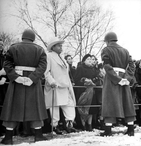 Fred McDuff (mặc bộ đồ màu trắng) - 1 thành viên của "câu lạc bộ 1.000" hay những người đóng góp ít nhất 1.000 USD cho chiến dịch Roosevelt-Truman năm 1944 - tham gia lễ nhậm chức năm 1945 của cựu Tổng thống Mỹ Rossevelt.