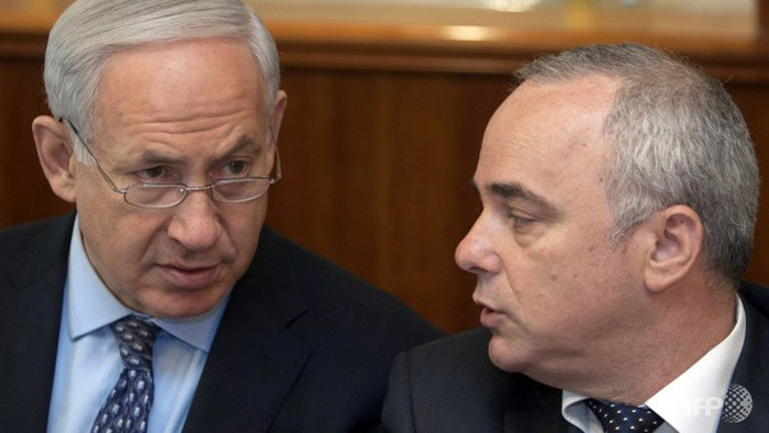 Thủ tướng Israeli Benjamin Netanyahu (trái) cùng Bộ trưởng Tình báo Yuval Steinitz trong một cuộc họp nội các. Thủ tướng Israeli Benjamin Netanyahu (trái) cùng Bộ trưởng Tình báo Yuval Steinitz trong một cuộc họp nội các.
