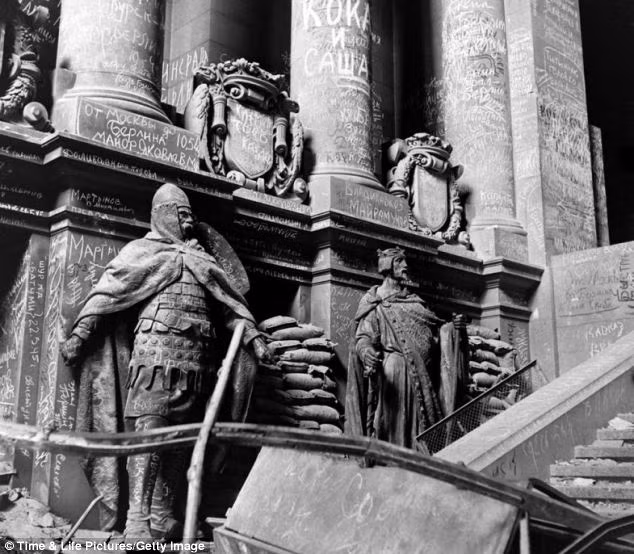 Bức ảnh này nằm trong số những bức ảnh lần đầu tiên được công bố trên LIFE.