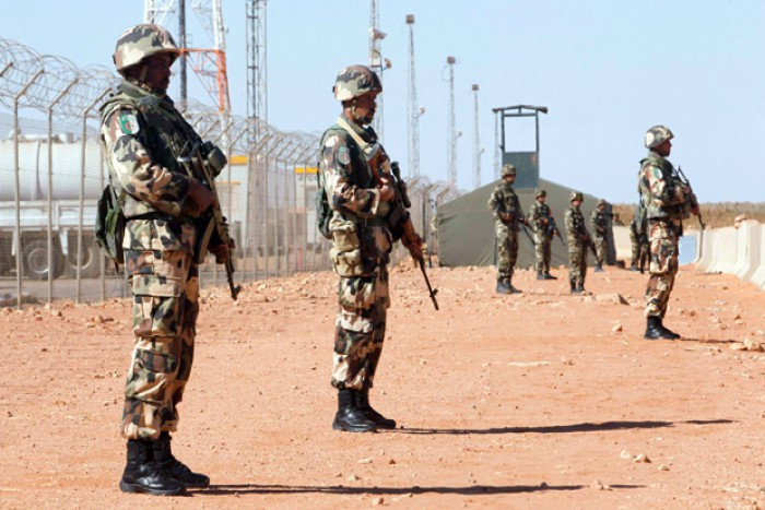 Quân đội Algeria bao vây nhà máy khí trong chiến dịch giải phóng con tin.