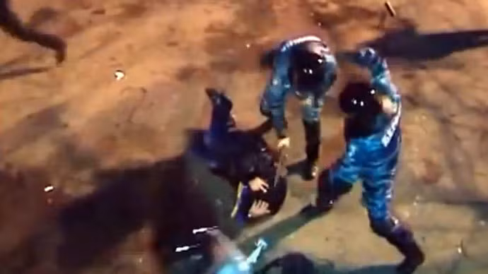 Cảnh hai cảnh sát chống bạo động Ukraina đánh liên tiếp một người biểu tình.