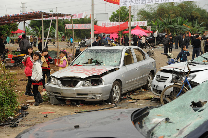 Những kẻ côn đồ dùng xẻng, dao, súng... tấn công tài sản của người dân.