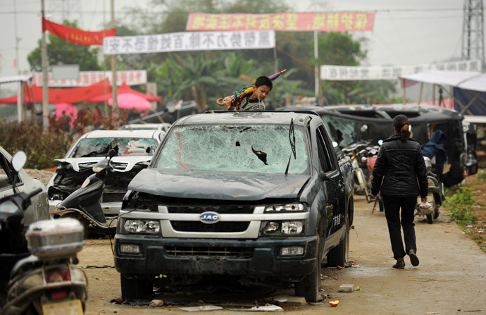 Những chiếc xe bị biến dạng sau khi bị những kẻ côn đồ hành hung.