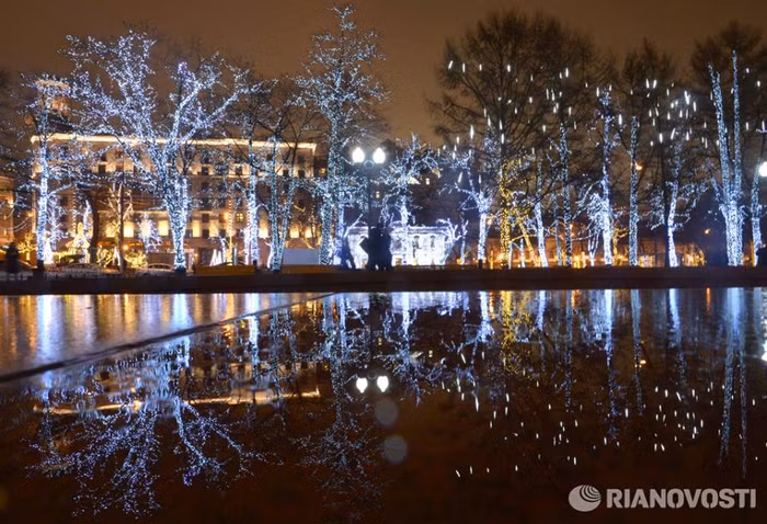 Thủ đô Moscow lung linh trong những ánh sáng huyền diệu trước đêm Giáng sinh.