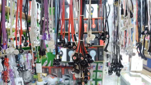 Một cửa hàng bán loạt tai nghe giả ở chợ điện tử Thâm Quyến