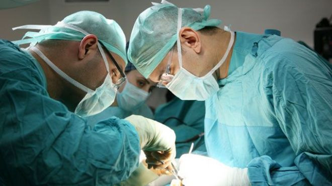 Bệnh nhân được chẩn đoán nhầm đã đột ngột sống lại khi sắp bị lấy đi nội tạng. Bệnh nhân được chẩn đoán nhầm đã đột ngột sống lại khi sắp bị lấy đi nội tạng.