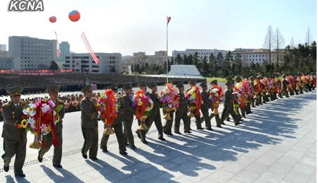 Quân đội Triều Tiên dâng hoa kỷ niệm 101 năm ngày sinh cố Chủ tịch Kim Nhật Thành.