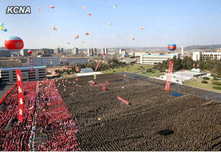 Bóng bay được thả lên trời sau lễ dâng hoa.