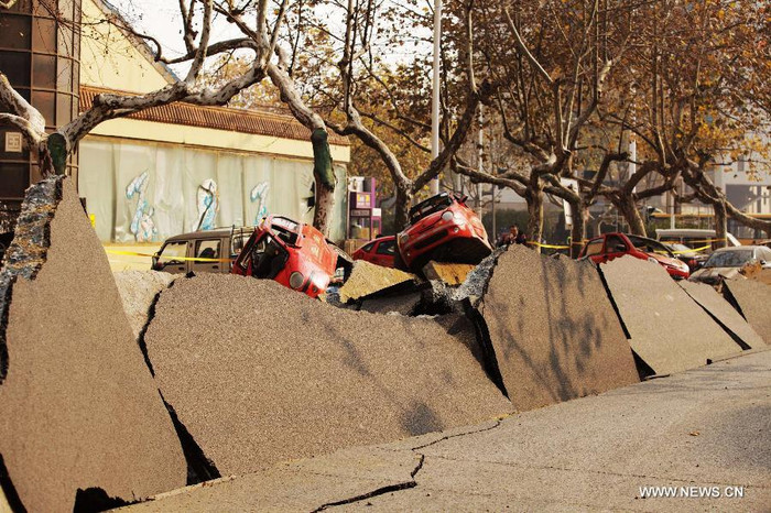 Cả đoạn đường bị cày xới sau vụ nổ lớn