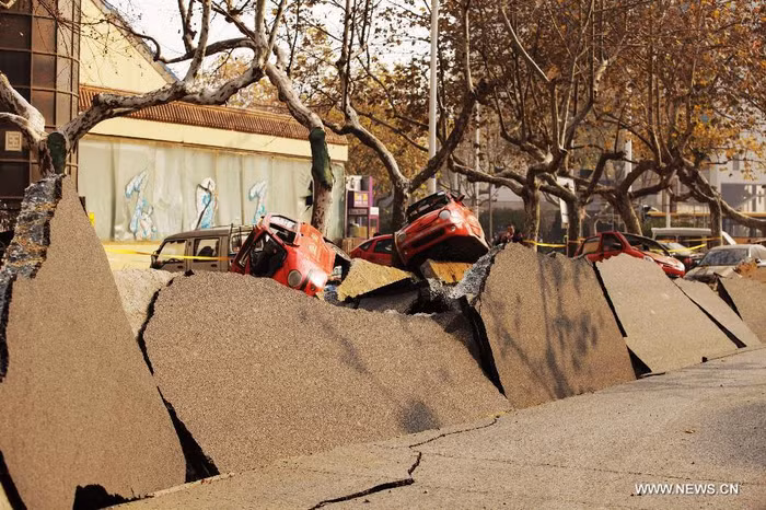 Cả đoạn đường bị cày xới sau vụ nổ lớn