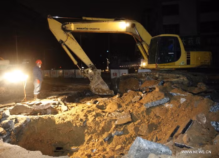 Mặt đất ngổn ngang đất, bê tông