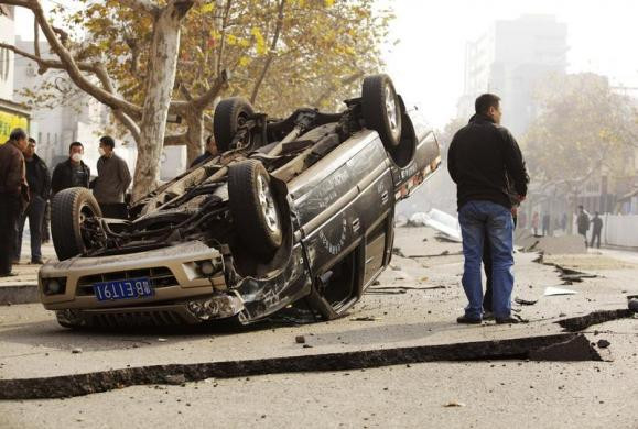 Một chiếc xe hơi bị lật trong vụ nổ.