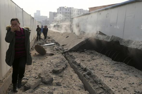 Cả một đọa bê tông dài bị lật xới