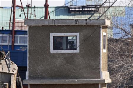 Một binh sĩ Triều Tiên đang làm nhiệm vụ tại trạm kiểm soát nằm gần biên giới với Trung Quốc.