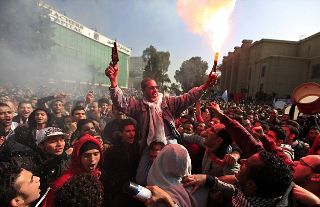 Các fan hâm mộ của câu lạc bộ Al-Ahly ăn mừng phán quyết của tòa án và tuyên bố sẽ bạo lực hơn nữa nếu án tử hình không được thực thi.