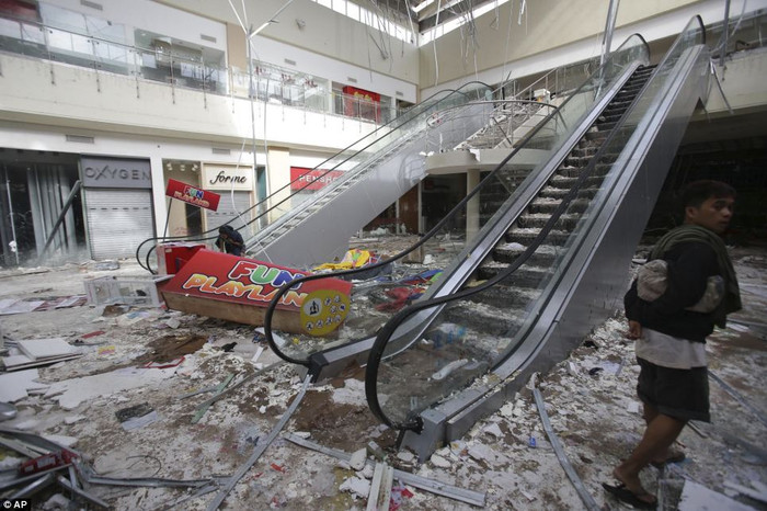 Những gian hàng còn lại đã đều bị cướp sạch Những gian hàng còn lại đã đều bị cướp sạch