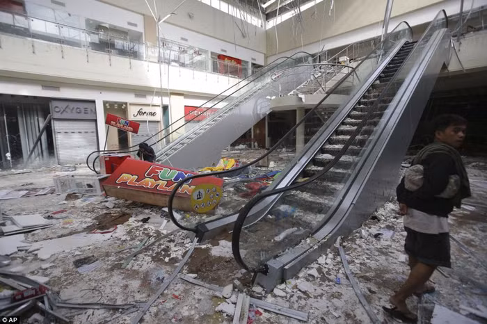 Những gian hàng còn lại đã đều bị cướp sạch