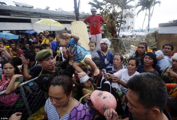 Dòng người đổ tới các sân bay, bến tàu để được di tản. Dòng người đổ tới các sân bay, bến tàu để được di tản.