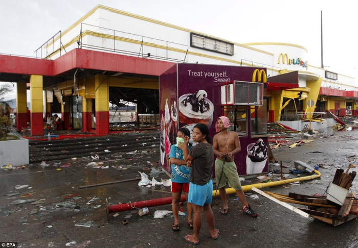 Những người sống sót đứng gần một biển hiệu. Những người sống sót đứng gần một biển hiệu.