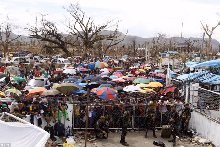 Đám đông vây quanh sân bay để được di tản bằng C-130