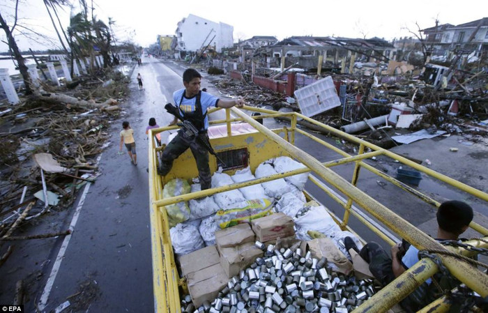 Nhân viên an ninh bảo vệ một xe chở hàng viện trợ. Nhân viên an ninh bảo vệ một xe chở hàng viện trợ.