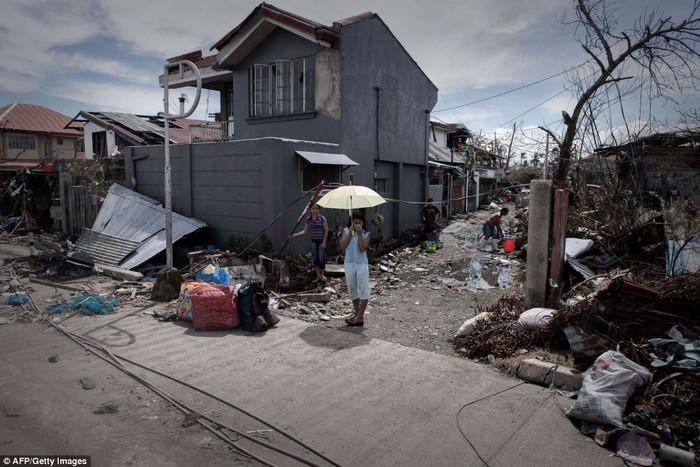 Mùi tử thi nồng nặc trên phố. Mùi tử thi nồng nặc trên phố.