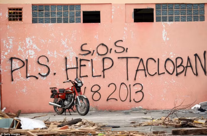 Tiếng kêu cứu xuất hiện ở nhiều nơi trong thành phố, dưới nhiều hình thức.